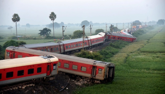 В Індії зійшов з рейок поїзд-експрес, щонайменше четверо загиблих