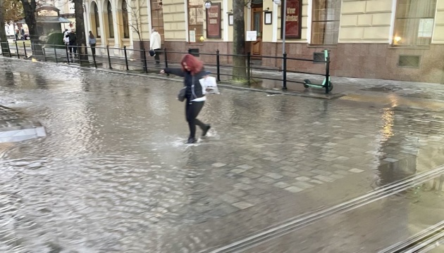 Центр Львова затопило внаслідок аварії на водопроводі