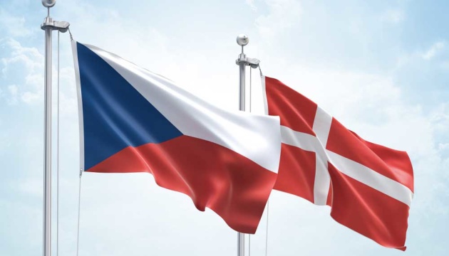 Данія і Чехія передадуть Україні броньовану техніку та стрілецьку зброю