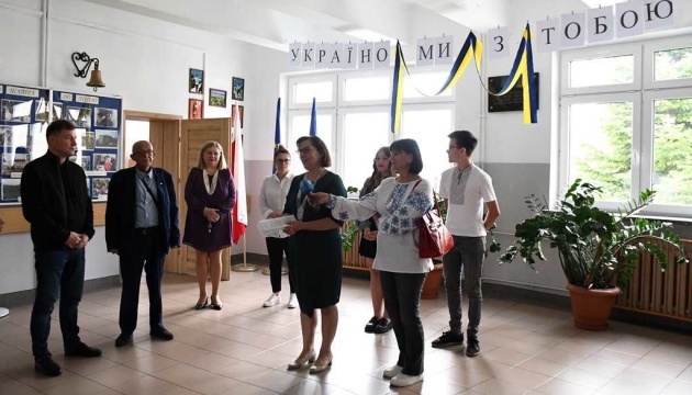 Україномовна школа у Польщі отримала книги з Рівненщини