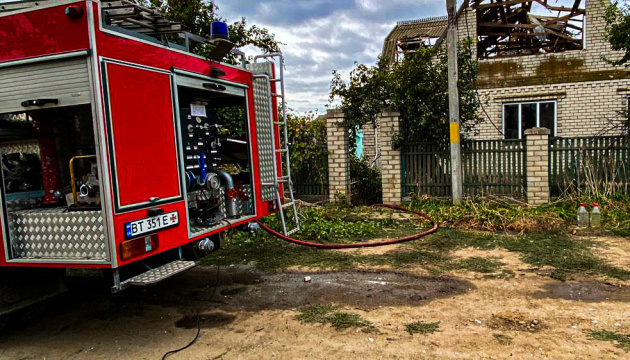 На Херсонщині ворожий снаряд влучив у будинок, спалахнула пожежа