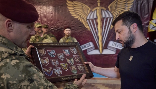 Zelensky destaca el éxito de los paracaidistas ucranianos