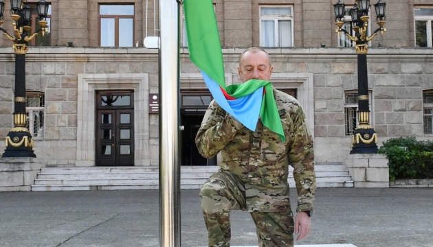 Президент Азербайджану підняв державний прапор у Нагірному Карабасі