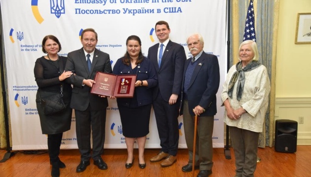 Ambassador Markarova hands Hero of Ukraine award to son of Prof. Kindzelsky who saved Chornobyl victims