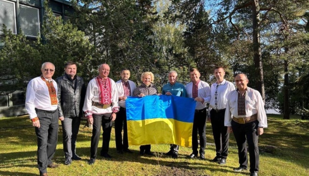 На території Посольства України у Фінляндії висадили калину