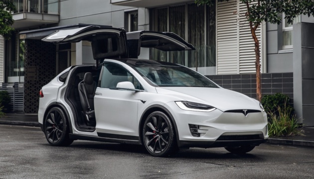 Tesla відкличе майже 55 тисяч автомобілів Model X