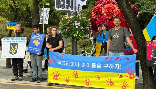 Українці Кореї провели акцію протесту біля російського посольства