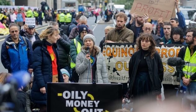 Грета Тунберг та екоактивісти у Лондоні заблокували вхід на конференцію нафтових компаній