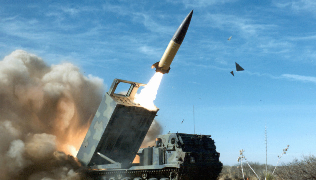L’Ukraine a utilisé des missiles ATACMS pour frapper des entrepôts de munitions et deux aérodromes russes 