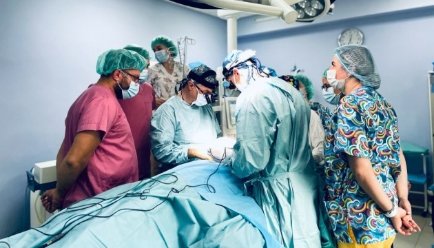 У Львові турецький хірург провів операцію, завдяки якій 16-річний хлопець зміг нормально дихати