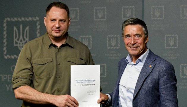 Єрмак у розмові з Расмуссеном подякував за просування безпекових гарантій для України