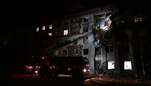 Ракетний удар по Запоріжжю: зі зруйнованого будинку евакуювали 50 людей