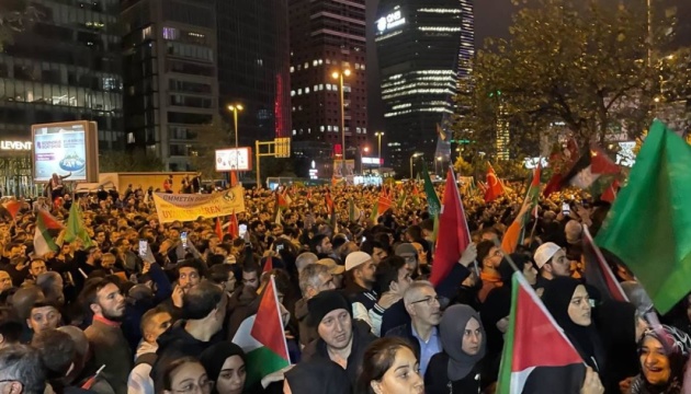 У Туреччині пройшли масові протести проти нападу Ізраїлю на лікарню в Газі