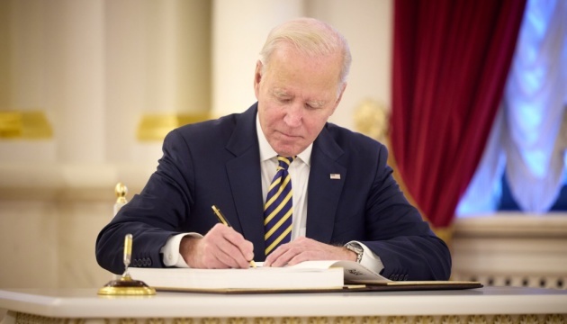 Bloomberg : Joe Biden va demander au Congrès 100 milliards de dollars pour l'aide à l'Ukraine et Israël 