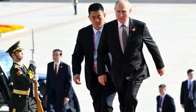 У Китаї Путіна помітили в супроводі офіцерів із ядерними валізами