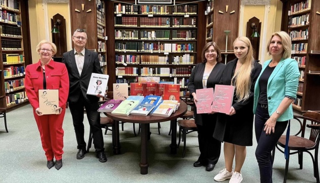 Бібліотеці іноземної літератури Будапешта передали українські книжки шрифтом Брайля