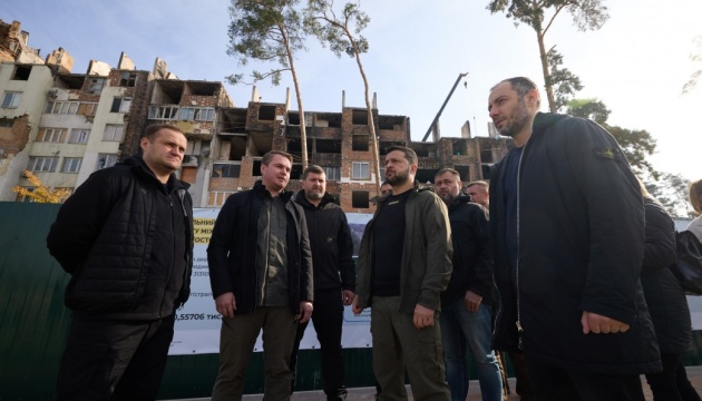 Зеленський оглянув, як відновлюють пошкоджені будинки в Ірпені та Бузовій