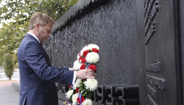 Міністр оборони Британії під час візиту до США вшанував пам'ять жертв Голодомору