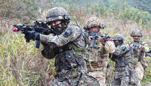 Корейські та британські військові провели масштабні навчання поблизу кордону з КНДР