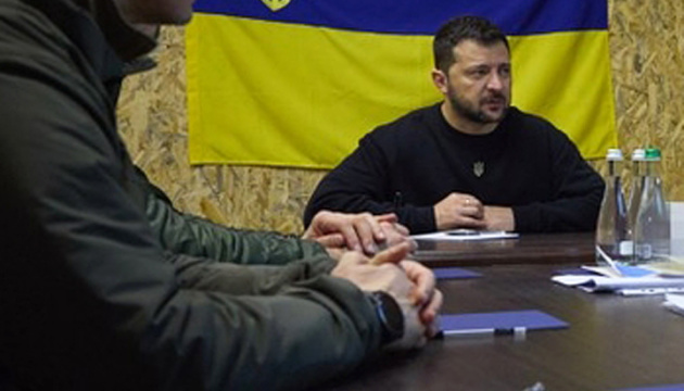 Zelensky se reúne con comandantes militares en Jersón