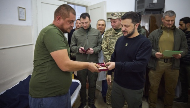 Zelensky awards wounded defenders and medics in Mykolaiv region