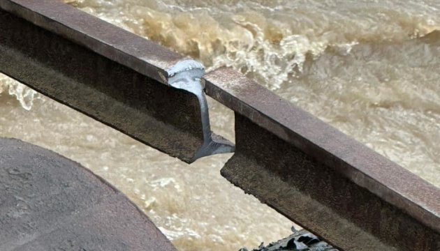  Тимчасовий міст через річку Тересва на Закарпатті повністю змило водою