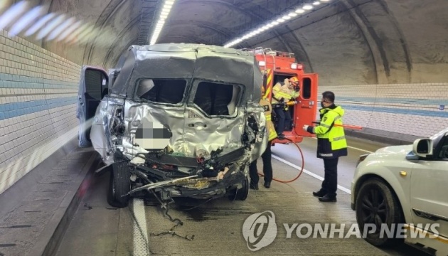 У Південній Кореї туристичний автобус зіткнувся із автофургоном, четверо загиблих