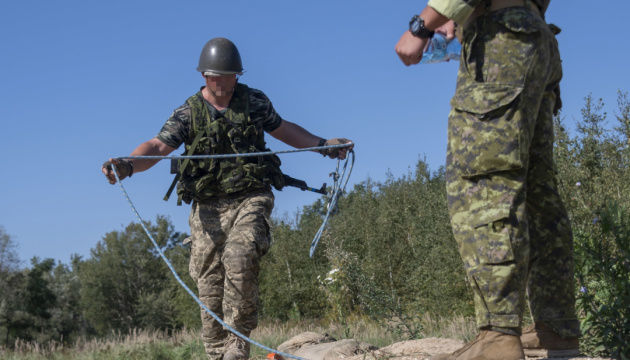 Canadian military show training of Ukrainian sappers in Poland