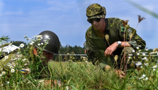 Canadian military shows training for Ukrainian sappers in Poland