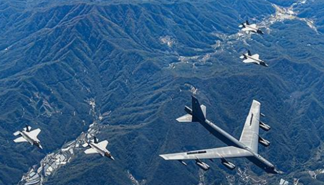 США, Японія і Південна Корея вперше провели спільні повітряні навчання біля Корейського півострова