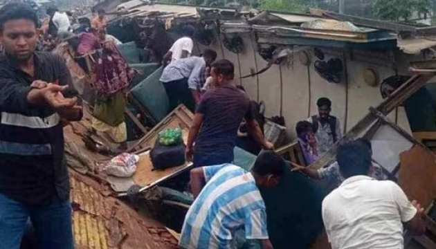 У Бангладеш зіткнулися пасажирський та вантажний потяги - 15 загиблих і сотня поранених