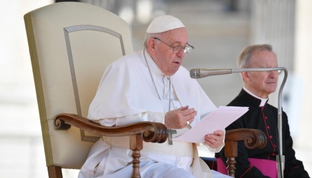 Pope urges world not to get used to any war