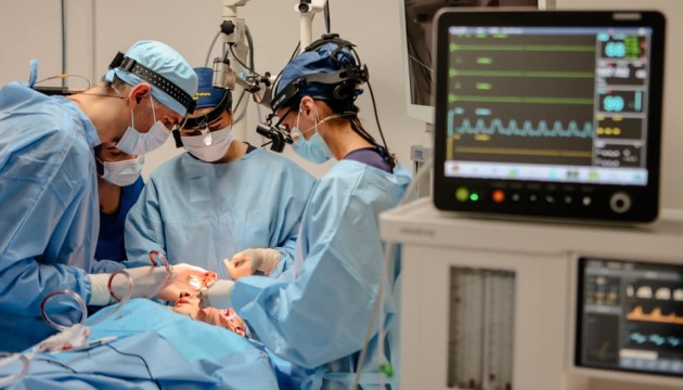 Пластичні хірурги із Канади та США відновили обличчя 30 українцям