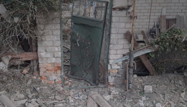 Houses damaged as Russian forces shell Dniprovskyi district in Kherson