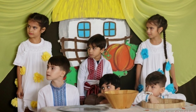 У новому українському дитячому просторі в ОАЕ показали виставу «Котигорошко»