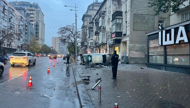 У Києві Toyota в'їхала у зупинку - двоє постраждалих