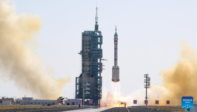 Китай запустив космічний корабель із трьома тайконавтами на борту