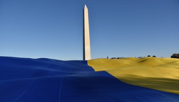 У Вашингтоні розгорнули найбільший у світі прапор України