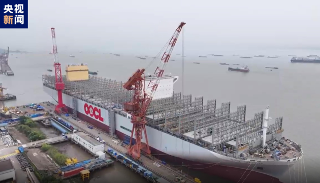 У Китаї збудували судно для перевезення контейнерів завбільшки з чотири футбольні поля