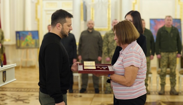 Президент вручив ордени «Золота Зірка» рідним загиблих Героїв України