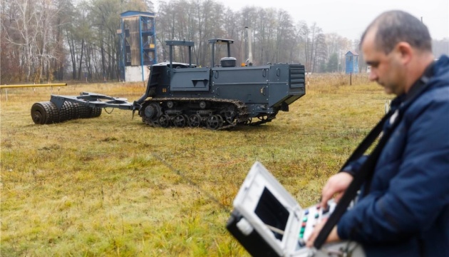 Рятувальники отримали першу вітчизняну машину для підготовки ґрунту до розмінування