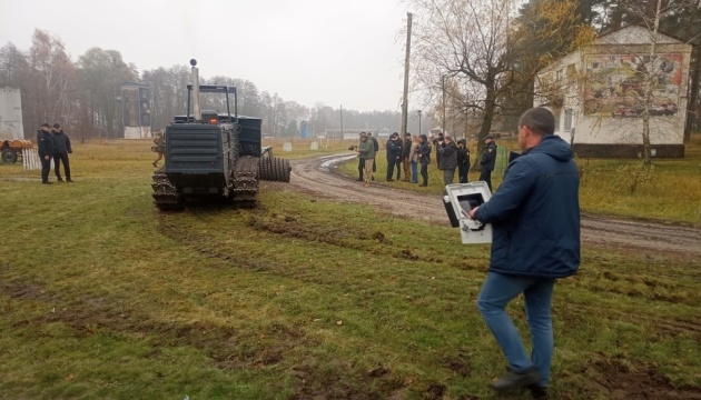 En la región de Járkiv se presenta el primer vehículo de fabricación ucraniana para preparar el suelo para la remoción de minas