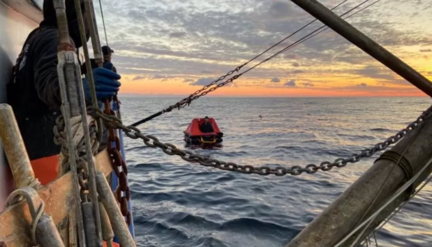 Біля берегів США врятували рибалку, який майже два тижні дрейфував у Тихому океані
