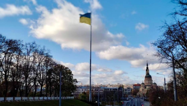 У Харкові відновили пошкоджений вітром прапор на стометровому флагштоку