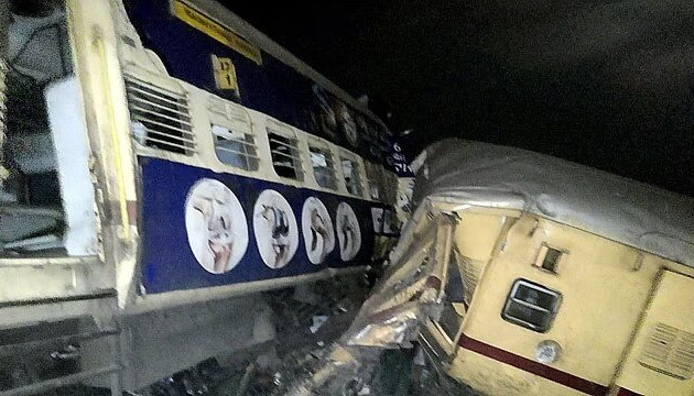 В Індії зіткнулися пасажирські потяги, 10 загиблих