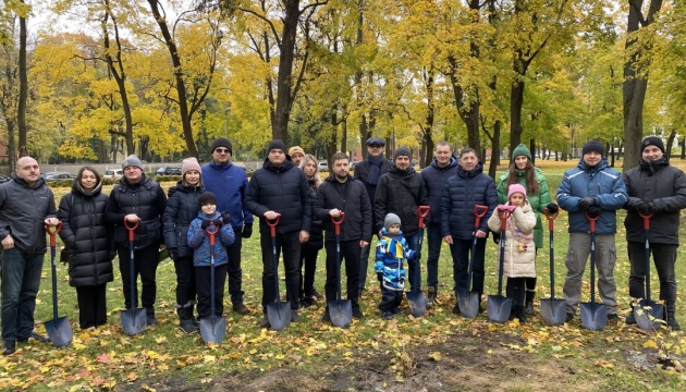 В Українському саду в Ризі висадили 25 кущів калини