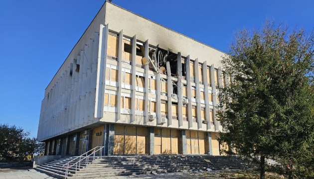 Une bibliothèque visée par des frappes russes à Kherson