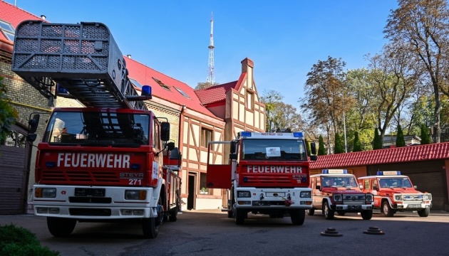 Австрія передала рятувальникам України пожежну техніку