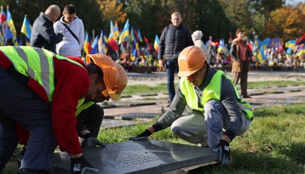 На Марсовому полі у Львові демонтують радянські меморіальні плити для подальшої ексгумації
