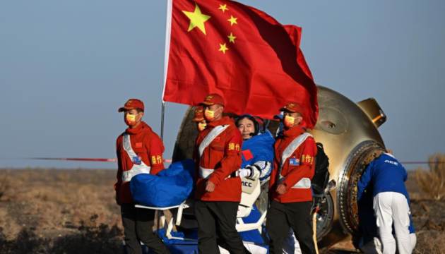 Китайські астронавти після п’яти місяців у космосі повернулись на Землю
